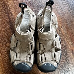 Crocs Swiftwater Leather, Size M10, tan/black